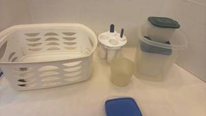 lot 1425 image: Food storage containers and more