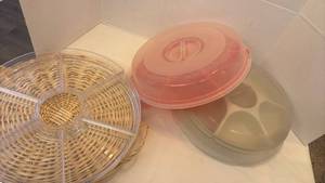 lot 1432 image: Tupperware and other divided serving containers