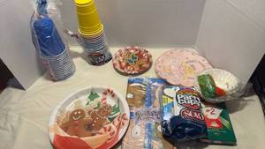 lot 1443 image: Holiday Paper Plates and Party Supplies Lot