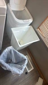 lot 1461 image: Plastic Indoor Waste Bins
