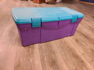 lot 1467 image: Large hinged storage tote.