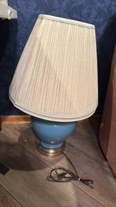 lot 1537 image: Table lamp 29 inches tall