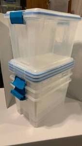 lot 1600 image: 4 Sterilite bins