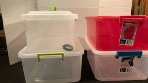lot 1624 image: 4 Sterilite storage bins