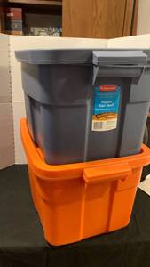 lot 1676 image: 2 Rubbermaid roughneck storage bins