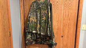 lot 1702 image: 2 mens shirts size Large and a jacket size 3X