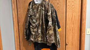 lot 1704 image: Two tshirts and two long sleeve camo shirts All XL