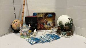lot 1758 image: Bear lamp, Easter decoration, small globe and more