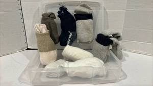 lot 1770 image: Mens socks in plastic tub