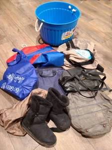 lot 1814 image: Rope handle tub, bags, ladies boots 9.5