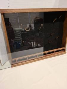 lot 1819 image: Wooden display case with tempered glass front, 19x24