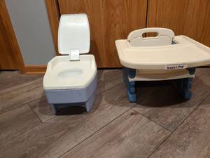 lot 1822 image: Childs Snack and Play and potty seat, lid is cracked