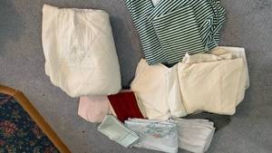 lot 2027 image: Misc sheets, pillow cases  and full mattress pad