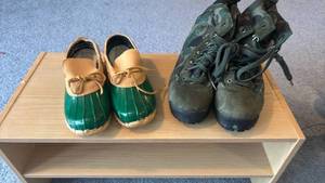 lot 2154 image: Womens Shoes 8 with Stand