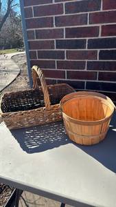 lot 3003 image: Baskets with handles