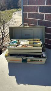 lot 3013 image: Vintage Tackle Box with assortment of accessories for fishing