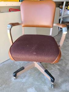 lot 3067 image: Desk chair with rollers