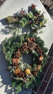 lot 3104 image: Holiday Wreath and Cross