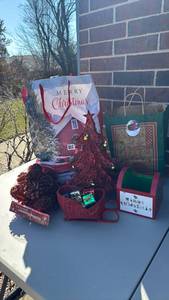 lot 3114 image: Christmas Decorations and Gift Wrapping Stuff
