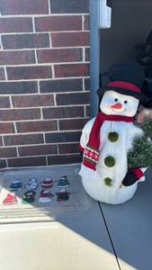 lot 3115 image: Christmas Tray and Snowman 2ft