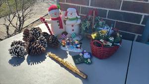 lot 3118 image: Peanuts Christmas, Snowmen and more
