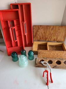 lot 3254 image: Glass insulators with storage boxes and tool trays