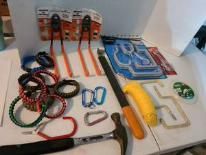 lot 3306 image: Paracord survival bracelets, carabiners, nylon rope, garage hooks, more.