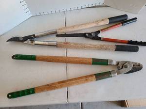 lot 3325 image: Loppers and hedge trimmers.