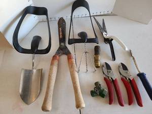lot 3326 image: Gardening tools