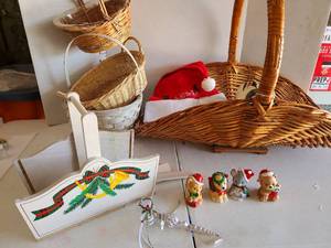 lot 3328 image: Christmas decor and baskets.
