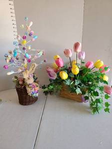 lot 3329 image: Easter decor.