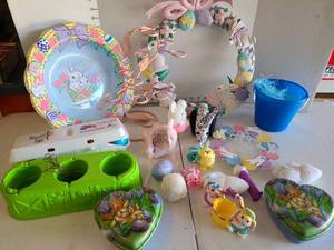lot 3334 image: Easter decor.