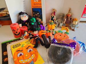 lot 3335 image: Halloween decor.