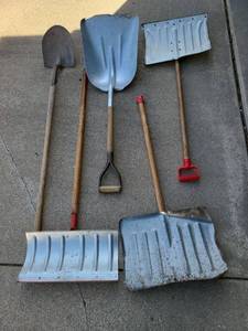 lot 3339 image: Variety of shovels