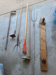 lot 3340 image: Yard tools and trailer lights