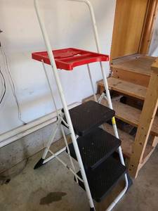 lot 3403 image: Cosco stepladder.