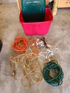 lot 3505 image: Extension cords, rope lights, tote