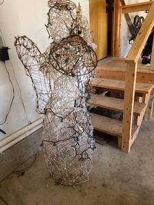 lot 3611 image: Wire angel, 5ft tall, unknown if lights work