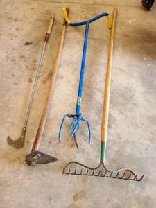 lot 3615 image: Garden tools.