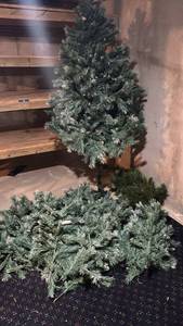 lot 4005 image: 7 ft Christmas Tree