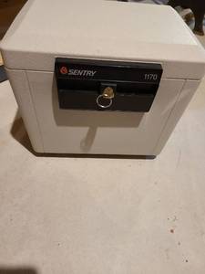 lot 4022 image: Sentry safe model 1170, with key