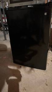 lot 4116 image: GE Black Mini Refrigerator