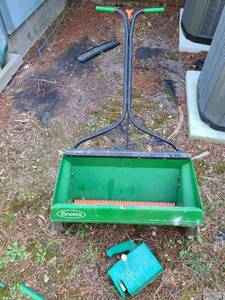 lot 5004 image: Scotts drop spreader and a handheld spreader.