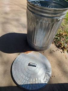 lot 5007 image: Metal trash can with handles and lid