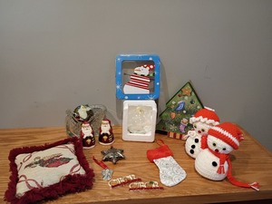 lot 3122 image: Santa Salt and Pepper Shakers and other Christmas items