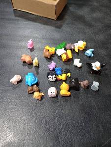lot 3648 image: 27 pcs Tiny Animal Figures