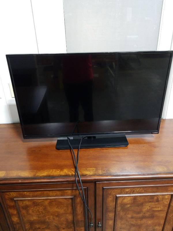 lot 17 image: Sony Vizio 39 Tesla TV E390-A1