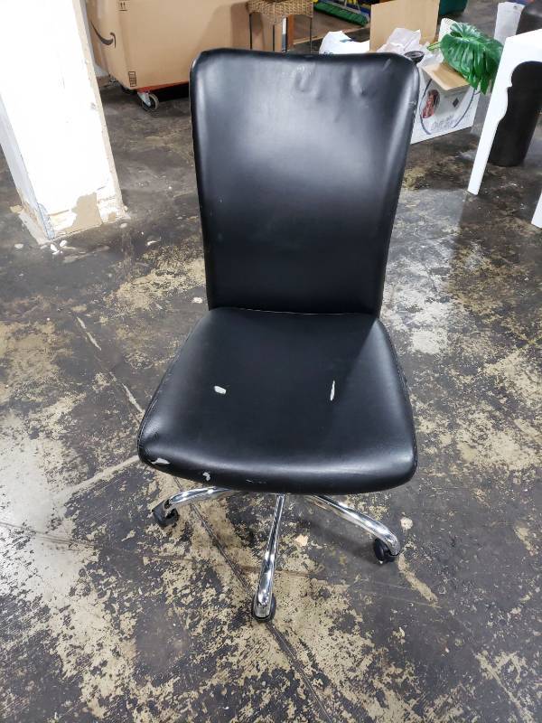 lot 41 image: Black Armless Rolling Computer Chair