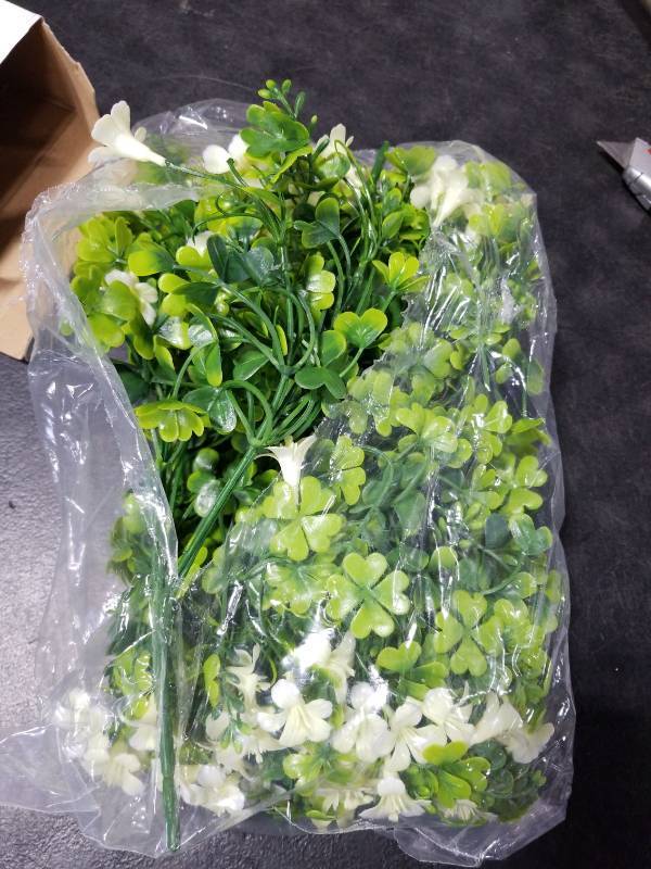 lot 2682 image: Artificial White Flower and Green Leaf Stems Bundle