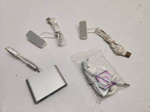 lot 35 image: Apple iPod Shuffle with USB Card Reader Bundle